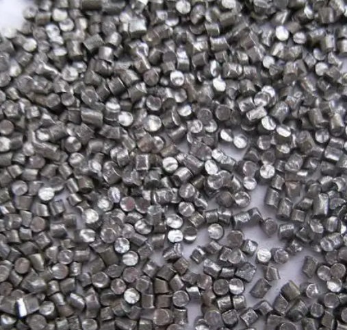 騰博機械磨料——鋼絲切丸-磨料簡介 騰博鋼絲切丸根據(jù)使用的鋼絲不同分為高碳鋼絲切丸和低碳鋼絲切丸。切成的鋼絲丸未經(jīng)鈍化處理，呈現(xiàn)···