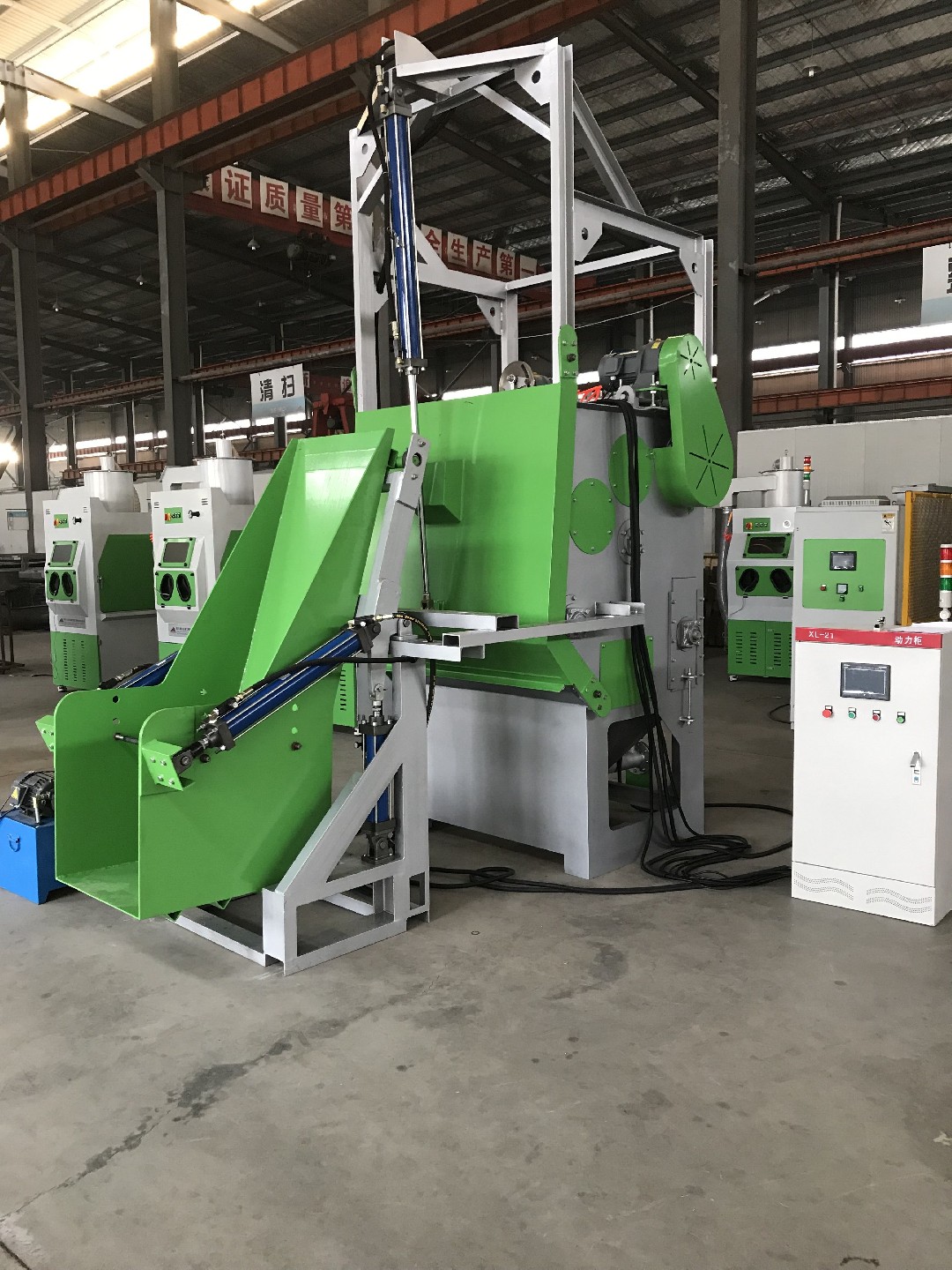TB-SF300KG-6A自動(dòng)上下料履帶式自動(dòng)噴砂機(jī)，履帶液體自動(dòng)噴砂機(jī)，自動(dòng)液體噴砂機(jī)-此設(shè)備是針對(duì)（小零件類(lèi)）工件而設(shè)計(jì)制作的專(zhuān)用噴砂機(jī)設(shè)備。原理是以壓縮空氣作為加速動(dòng)力，通過(guò)輸送氣管進(jìn)···