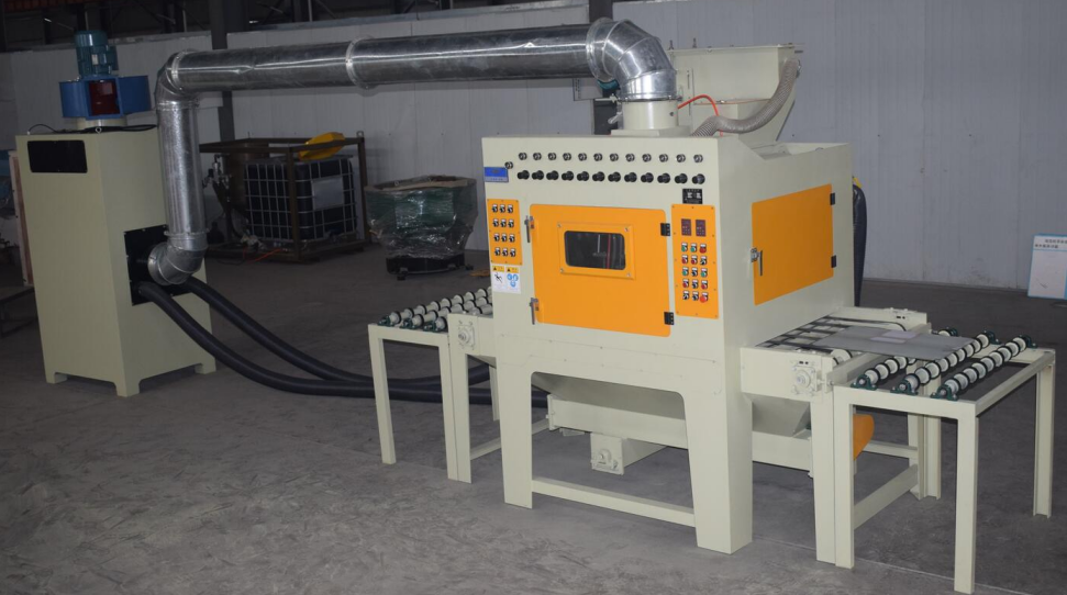 通過式自動(dòng)噴砂機(jī)，輸送帶自動(dòng)噴砂機(jī)-本機(jī)型是根據(jù)該產(chǎn)品而單獨(dú)設(shè)計(jì)的非標(biāo)準(zhǔn)機(jī)型，具有加工效率高，操作簡(jiǎn)單，節(jié)約能耗，環(huán)保無污染，噴砂加工后···