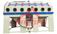（非標(biāo)型）手動(dòng)液體噴砂機(jī)-噴砂設(shè)備特點(diǎn)： 騰博系列（非標(biāo)型）手動(dòng)液體噴砂機(jī)采用砂水混合磨料，使得加工工件表面更加細(xì)膩，同時(shí)減小了···